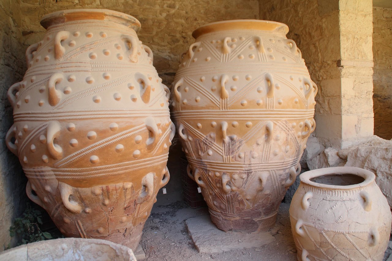 Velké keramické amfory pithoi na olivový olej v paláci Knossos na Krétě